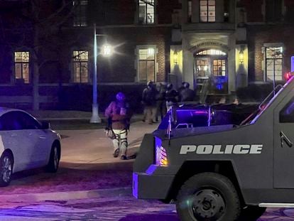 Policías en el campus de la Universidad del Estado de Míchigan, en East Lansing, este lunes.