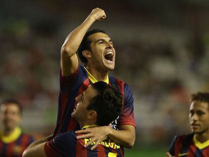 Pedro celebra con Cesc uno de sus tres goles.