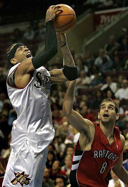 Iverson, de los Sixers, entra a canasta ante la mirada de Calderón.