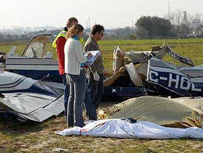 Los cadáveres de tres de los pasajeros yacen junto a los restos de la avioneta que se estrelló ayer en Jerez de la Frontera.