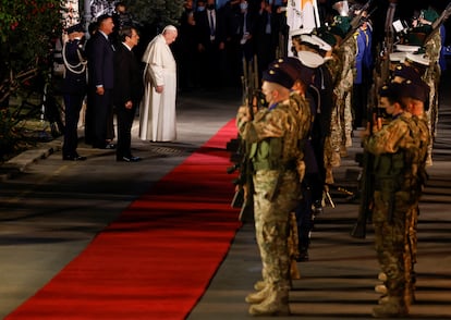 El Papa, recibido por el presidente de Chipre, Nikos Anastasiadis, este jueves en Nicosia.