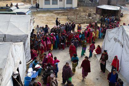 Aldeanos nepalíes hacen fila para ser atendidos en las carpas instaladas junto al centro médico en Melamchi. Hasta 150 enfermos recuperan la vista en un fin de semana.