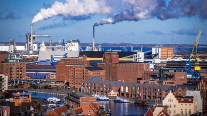 Chimeneas de las plantas industriales en el puerto de Wismar (Alemania).