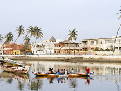 'Pirogues', las típicas embarcaciones de los pescadores, en Saint Louis, en la costa norte de Senegal.