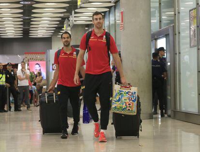 Los jugadores de la selección española de baloncesto, José Manuel Calderón (i) y Víctor Claver, medalla de bronce en las Olimpiadas de Río, a la llegada de la delegación española participante en los Juegos Olímpicos de Río 2016, en el aeropuerto Adolfo Suárez Madrid-Barajas.