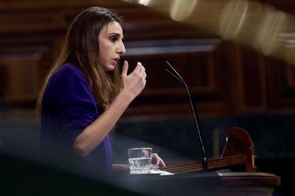 La diputada de Unidas Podemos Lucía Muñoz, durante su intervención este jueves en el Congreso. 