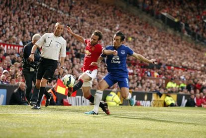 Mata intenta marcharse de Baines en un United-Everton.