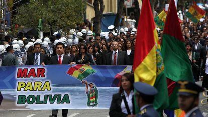 Ciudadanos bolivianos participan de los actos por el Día del Mar.