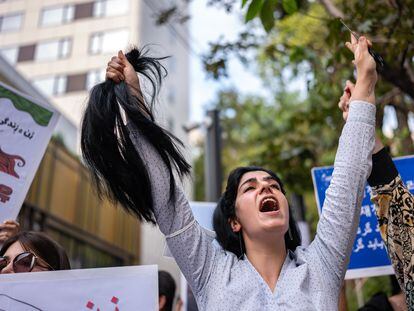 Una protestante de la comunidad iraní con el pelo cortado en la mano se manifiesta frente a la embajada de Irán en Seúl, Corea del Sur, el pasado 28 se septiembre.