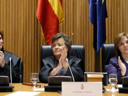 La abogada Cristina Almeida, entre la presidenta de la Asociaci&oacute;n Nosotras Mismas, Sara D&iacute;az, y Pilar Cancela, presidenta de la Comisi&oacute;n de Igualdad del Congreso.