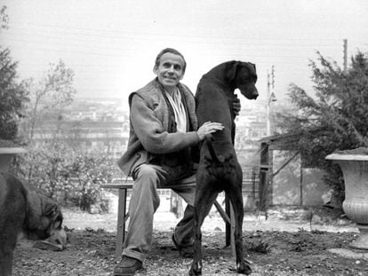 Louis-Ferdinand Céline, retratado en Meudon, con sus perros en 1955.