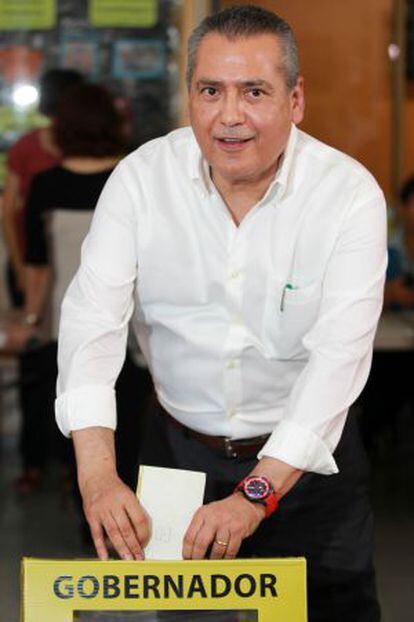 Manlio Fabio Beltrones, votando el 7 de junio.