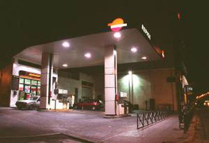 Vista nocturna de la gasolinera de REPSOL situada en el madrileño Paseo del Prado. EFE/Archivo