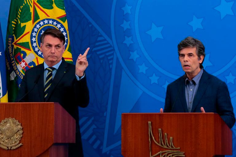 El presidente de Brasil, Jair Bolsonaro, junto al ministro de Salud, Nelson Teich, en Brasilia.