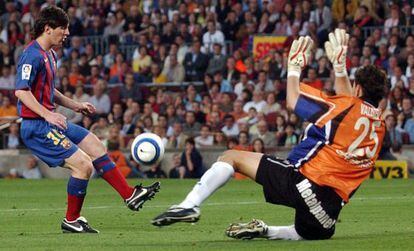 Messi firma su primer gol con el Barça frente al Albacete en 2005.
