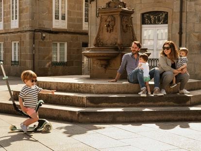 Paula Domínguez y Manuel García con sus tres hijos en el centro de Pontevedra.
