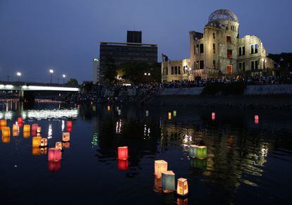 La cúpula de la bomba atómica tras las velas flotantes depositadas en el río durante las actividades del 71 aniversario de la conmemoración del bombardeo atómico en Hiroshima (Japón). 
