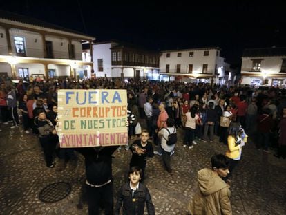 Protestas de los vecinos en la plaza del Ayuntamiento de Valdemoro.