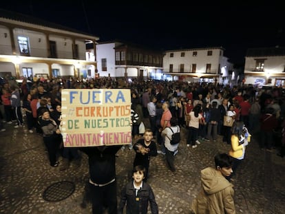 Protestas de los vecinos en la plaza del Ayuntamiento de Valdemoro.