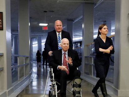John McCain, en silla de ruedas, en Washington en 2017 / En vídeo, el senador republicano John McCain deja de recibir tratamiento (QUALITY-REUTERS)