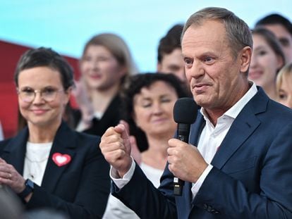 Donald Tusk se dirige a un grupo de simpatizantes la noche electoral en Varsovia.