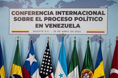 Banderas de algunos de los países participantes en la conferencia internacional sobre Venezuela celebrada la semana pasada en  Bogotá.