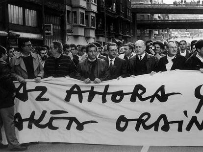 Cabecera de la manifestación de marzo de 1989, con Txiki Benegas, Xabier Arzalluz, José Antonio Ardanza y Ramón Jáuregui, entre otros.