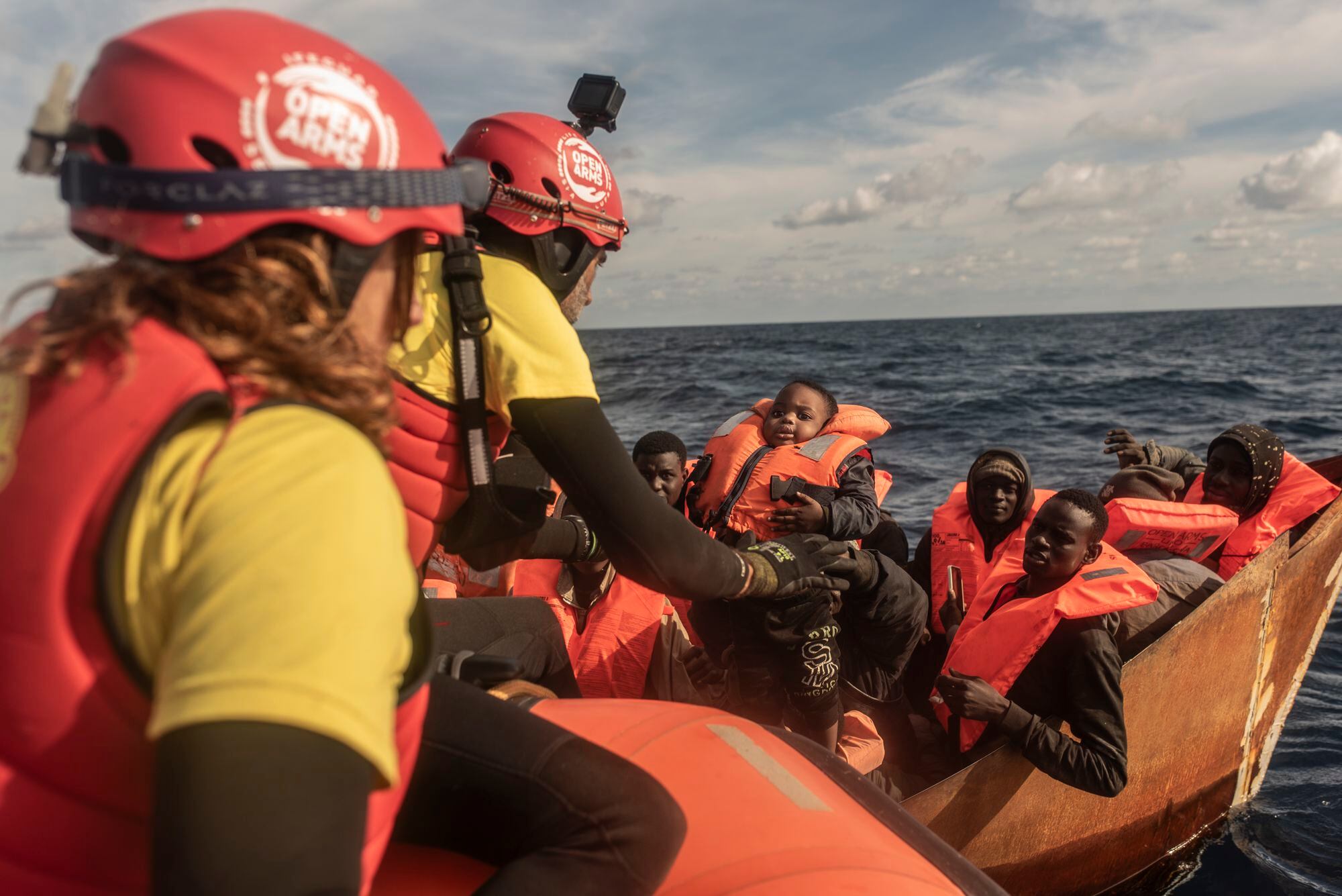 El primer rescate en el Mediterráneo del año 2024. Uno de los momentos más tensos del rescate ocurrió al intentar embarcar a Amala, el bebé que viajaba junto a su madre embarazada de dos meses. Amala nació en Libia y ahora está a salvo en Italia.