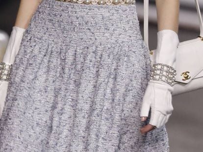 Una modelo presenta la indumentaria durante el desfile de modas de Chanel el 3 de mayo de 2018 en el Grand Palais (Paris). 