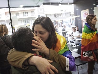 Dues dones es fan un pet&oacute; a la cafeteria on van expulsar una parella.