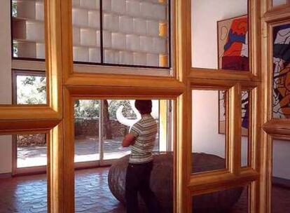 La pieza <i>Intemperie,</i> de Perejaume, un habitáculo de marcos dorados que enmarca algunas obras de la colección de la Fundación Maeght.