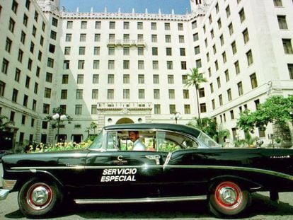 Un taxi frente al hotel Nacional en La Habana, donde se celebraron reuniones de la mafia.