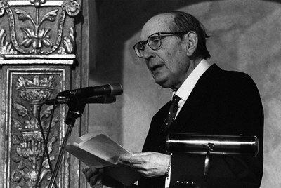 Miguel Delibes realiza su discurso como ganador del Premio Cervantes de 1994.