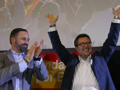 El líder de Vox, Santiago Abascal, y Francisco Serrano, el líder del partido en Andalucía, celebran su éxito en las elecciones andaluzas.