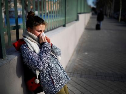 Una niña a la salida del colegio El Sol (San Blas, Madrid), en octubre de 2021.