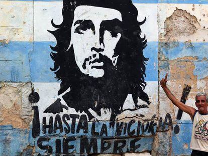 Un hombre posa junto a un graffiti del Che Guevara, en La Habana (Cuba).