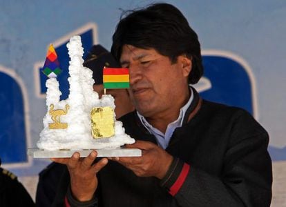 El presidente de Bolivia, Evo Morales, observa el pasado 3 de enero un obsequio de un trabajador de la planta piloto de Carbonato de Litio, en Llipi (Bolivia). 