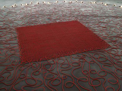 Undercurrent (2008), de Mona Hatoum, una alfombra tejida con cables eléctricos.</b>