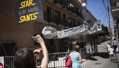 El carrer d'Alcolea de Baix, a Sants, decorat amb el tema de la pel·lícula 'Star Wars'.