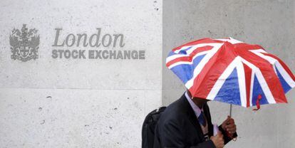 Un trabajador en el edificio de la sede del London Stock Exchange en la City londinense.