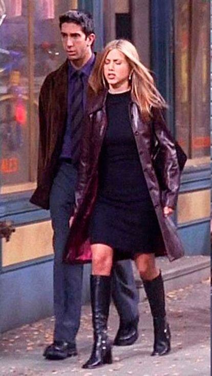 Jennifer Aniston con vestido negro hasta las rodillas y botas de caña alta en un episodio de Friends.