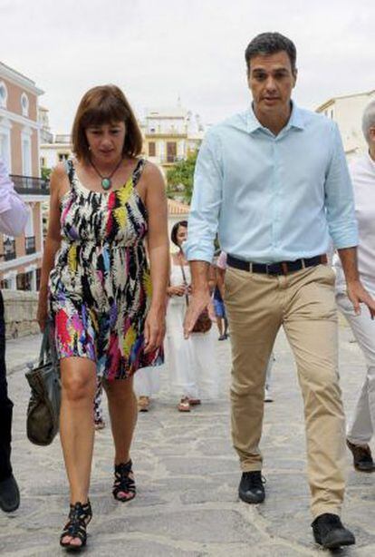 Pedro Sánchez pasea por Ibiza acompañado por la secretaria general del PSIB-PSOE, Francina Armengol.