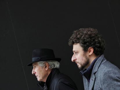 Jon Viar y su padre Iñaki, con sombrero, en la presentación de la película en la Seminci.