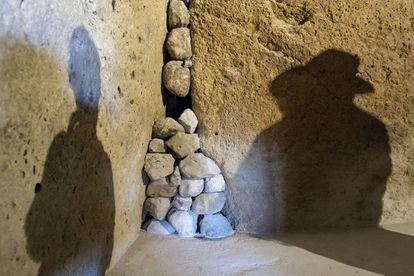 En el Sitio de los Dólmenes de Antequera (Málaga) hay tres sepulcros megalíticos.