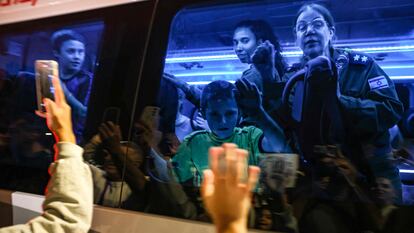 Rehenes liberados por Hamás, el domingo en Ofakim (Israel).