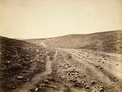 Escenario de la batalla de Balaclava, fotografiado por Roger Fenton en 1855, después de la carga de la Brigada Ligera durante la guerra de Crimea. 