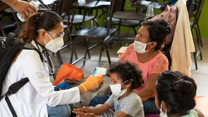Una médico mide la temperatura de un niño en la escuela primaria Héroes del 47, el 20 de agosto de 2020, en Cabo San Lucas, México.