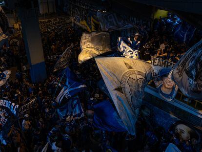 La barra Comandos Azules se reúne en el estadio El Campín, antes de subir a la tribuna para ver a Millonarios jugar la final del fútbol colombiano, el 24 de junio de 2023.