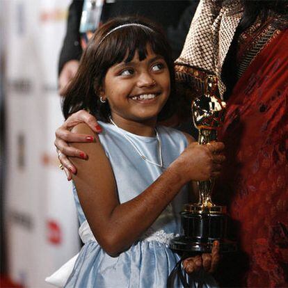 Rubina Ali con uno de los <i>oscars</i> de <i>Slumdog millionaire.</i>