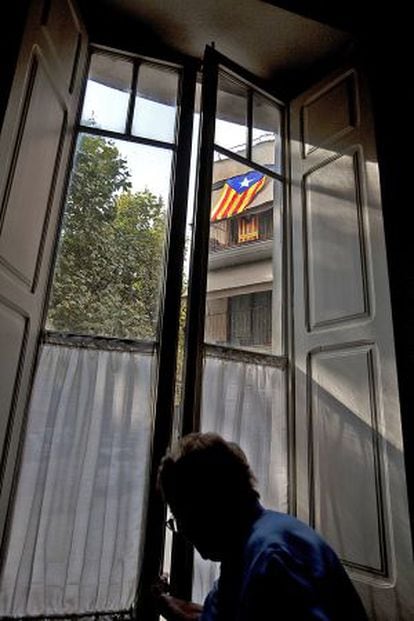 Una mujer en su casa de Arenys de Munt con banderas independentistas de fondo.